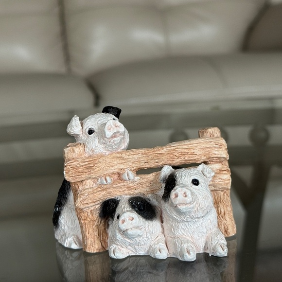 Black and White Pig Figurine 🐷🥰💫 - Picture 1 of 4